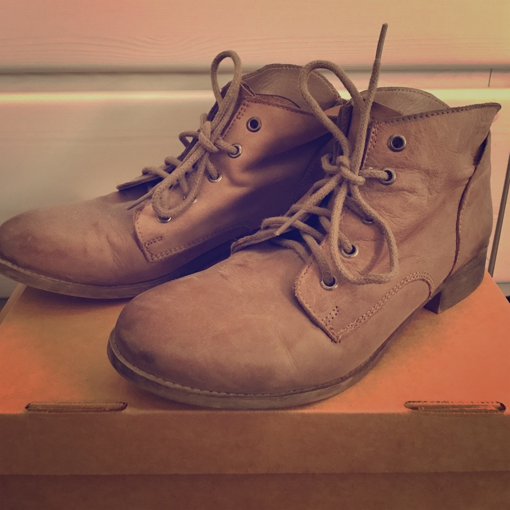 Steve Madden Distressed bootie
